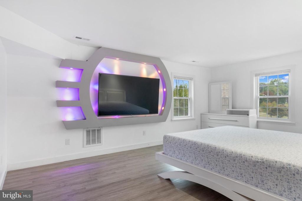 Image 51 of property listing at 19 TWIN SPRINGS DR, Fredericksburg, VA 22407