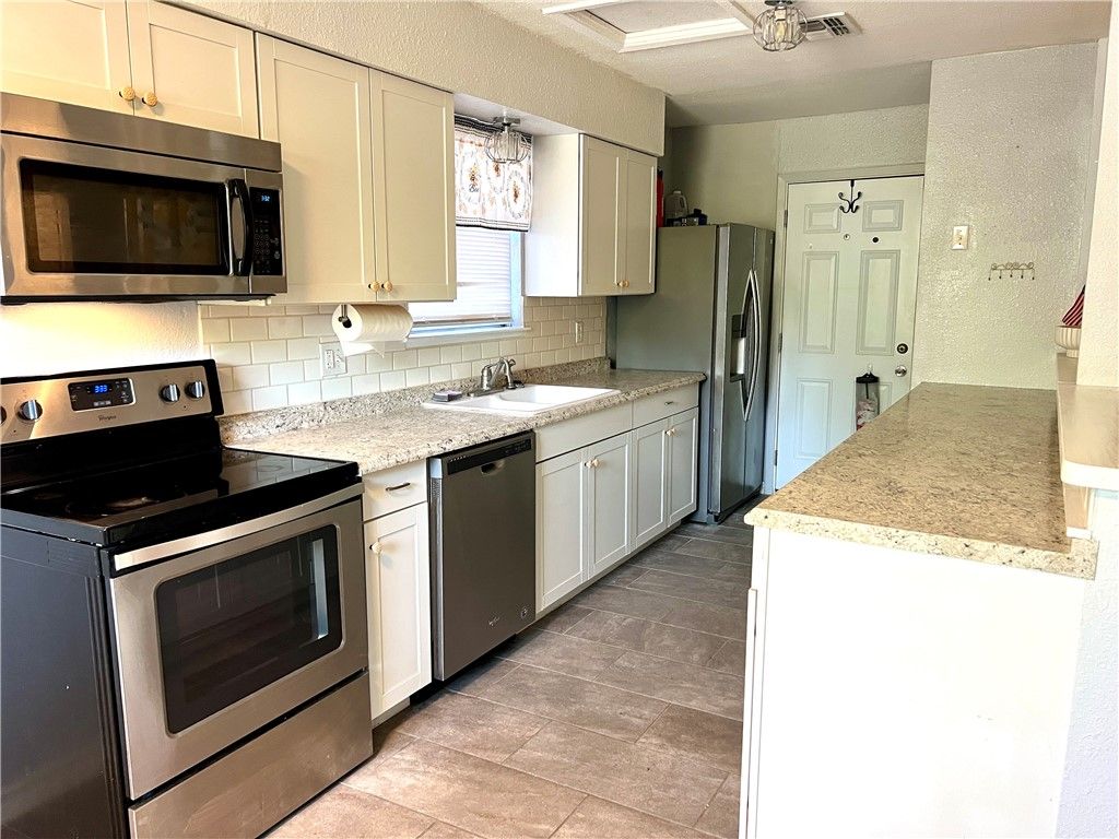 1737 Denver St, Portland, TX 78374 — photo 2