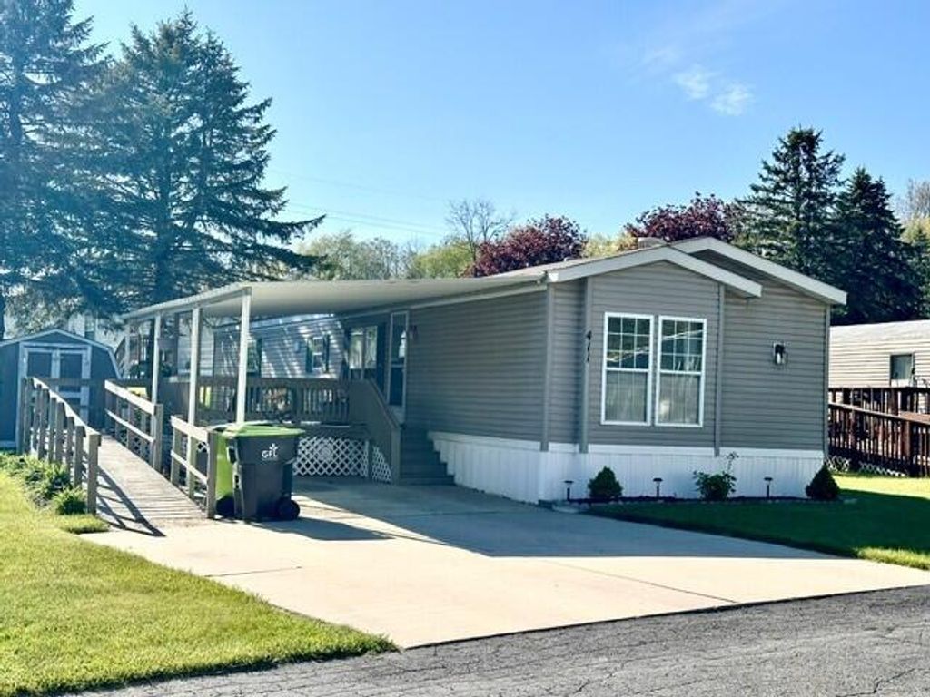 411 Woodview Drive, Montcalm Twp, MI 48838