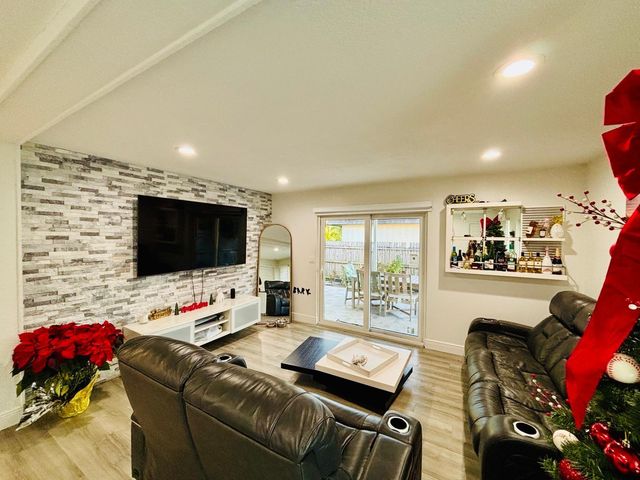 8000 NW 74th Ter, Tamarac, FL 33321