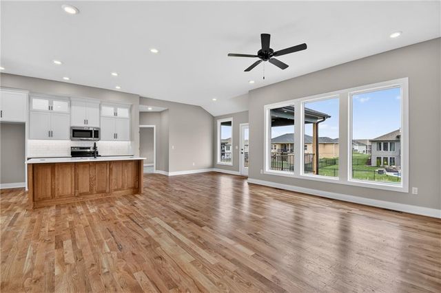 806 W Shawhan Parkway, Lone Jack, MO 64086