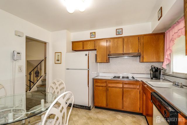 5 Thelma Court, Colonia, NJ 07067