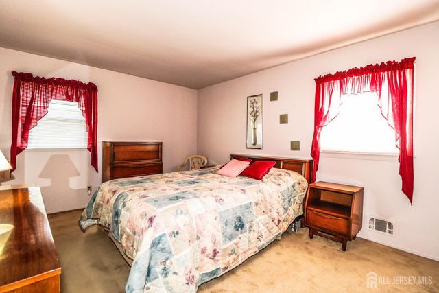 5 Thelma Court, Colonia, NJ 07067