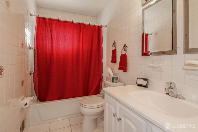 5 Thelma Court, Colonia, NJ 07067