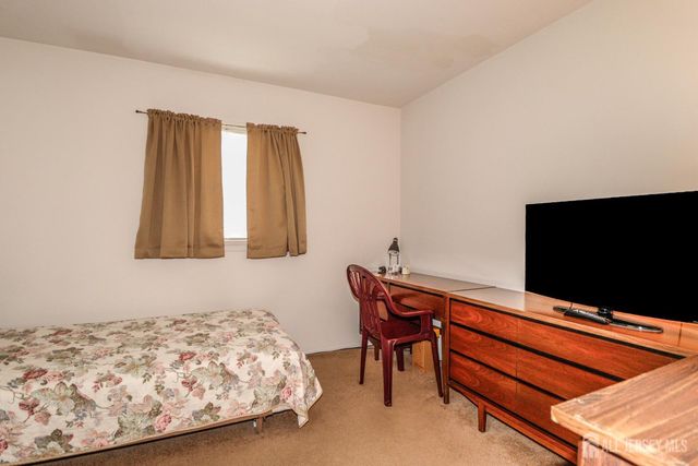 5 Thelma Court, Colonia, NJ 07067