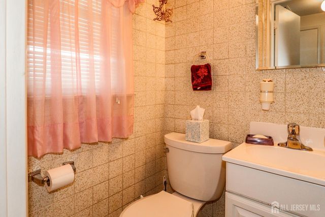 5 Thelma Court, Colonia, NJ 07067