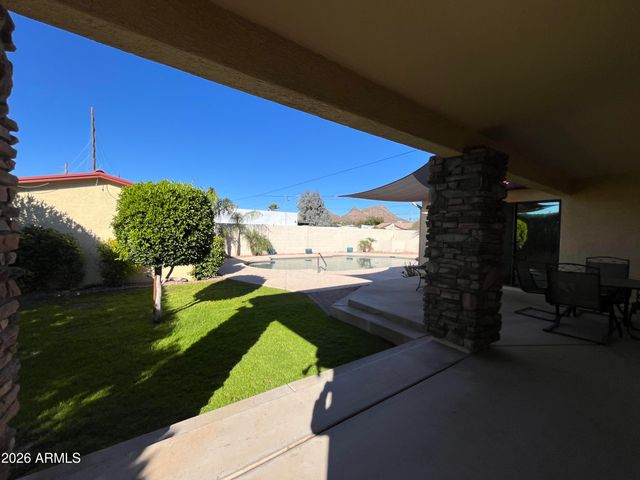 802 E ROBERTS Road, Phoenix, AZ 85022