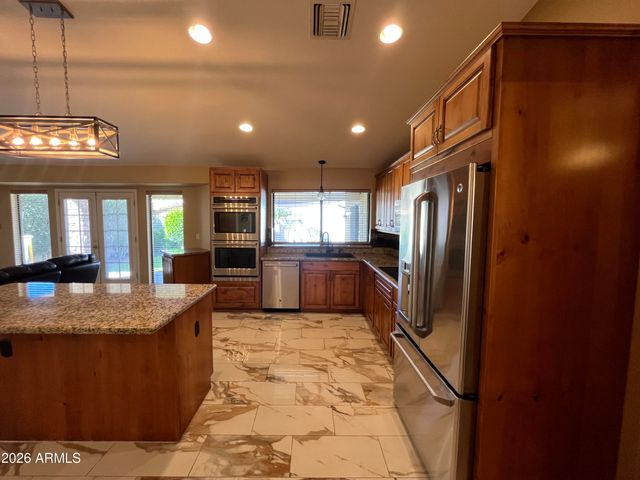 802 E ROBERTS Road, Phoenix, AZ 85022