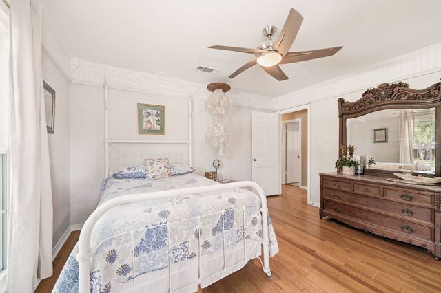 2012 W Lotus Avenue, Fort Worth, TX 76111