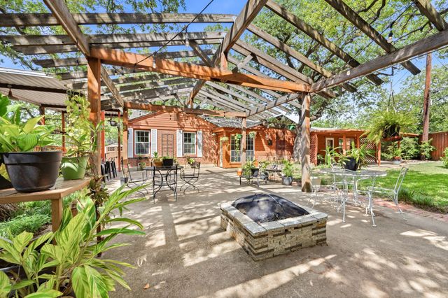 2012 W Lotus Avenue, Fort Worth, TX 76111