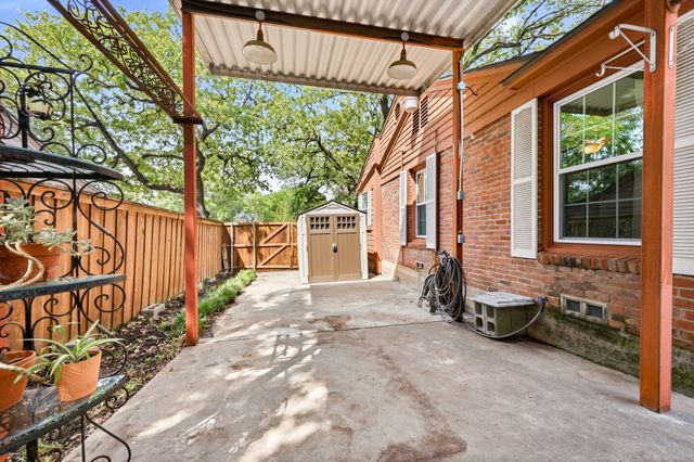 2012 W Lotus Avenue, Fort Worth, TX 76111