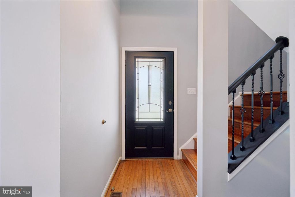 Image 2 of property listing at 7408 CINNABAR TER, Gaithersburg, MD 20879