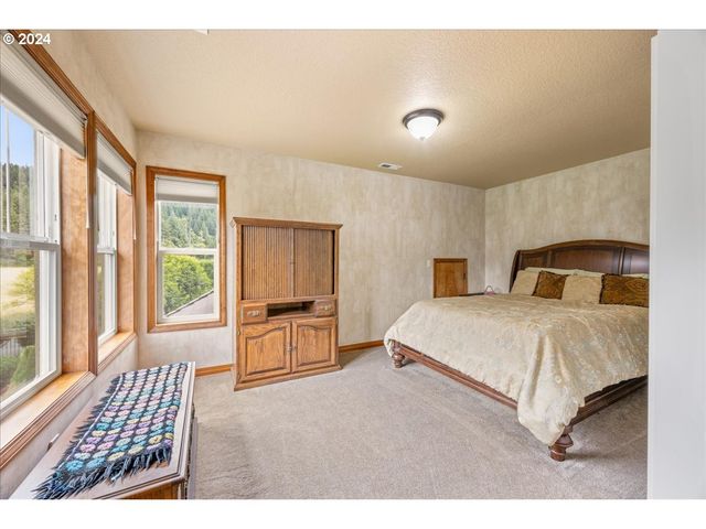 19710 Se SEMPLE Rd, Damascus, OR 97089