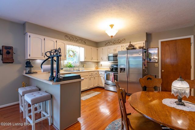 900 Hickory Dr, Vine Grove, KY 40175