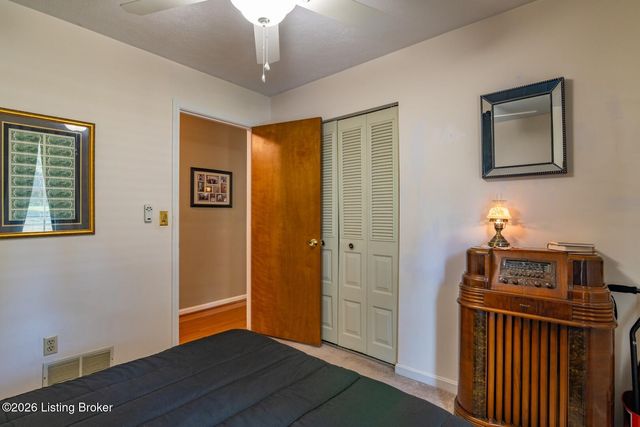 900 Hickory Dr, Vine Grove, KY 40175