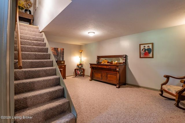 900 Hickory Dr, Vine Grove, KY 40175