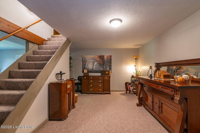 900 Hickory Dr, Vine Grove, KY 40175