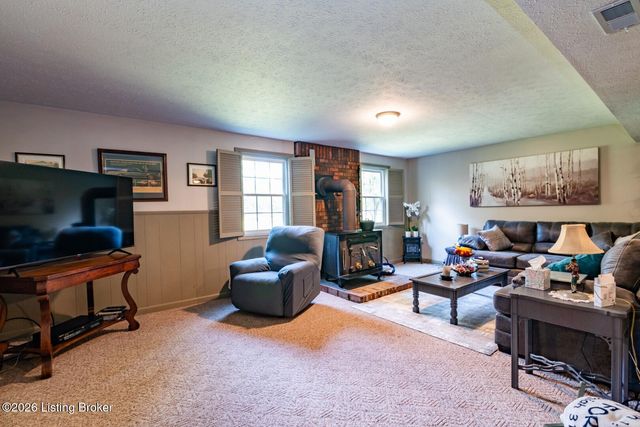 900 Hickory Dr, Vine Grove, KY 40175