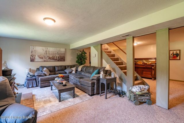 900 Hickory Dr, Vine Grove, KY 40175