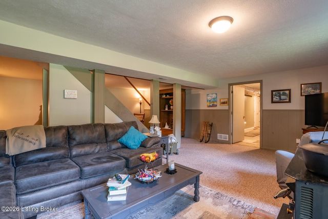 900 Hickory Dr, Vine Grove, KY 40175