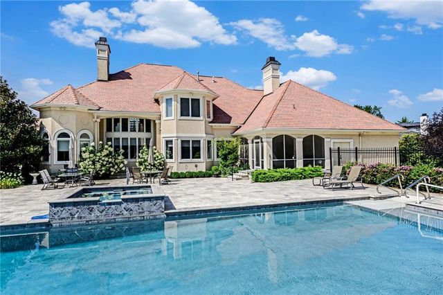 1727 Lake Alvamar Drive, Lawrence, KS 66047