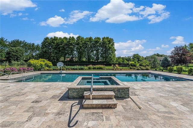 1727 Lake Alvamar Drive, Lawrence, KS 66047