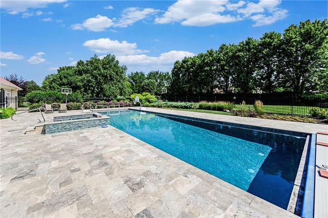 1727 Lake Alvamar Drive, Lawrence, KS 66047