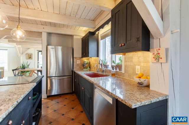 5875 BURNETT LN, Advance Mills, VA 22968