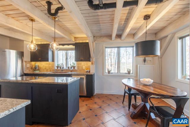 5875 BURNETT LN, Advance Mills, VA 22968