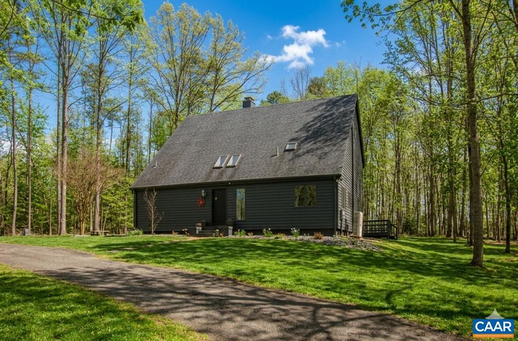 5875 BURNETT LN, Advance Mills, VA 22968