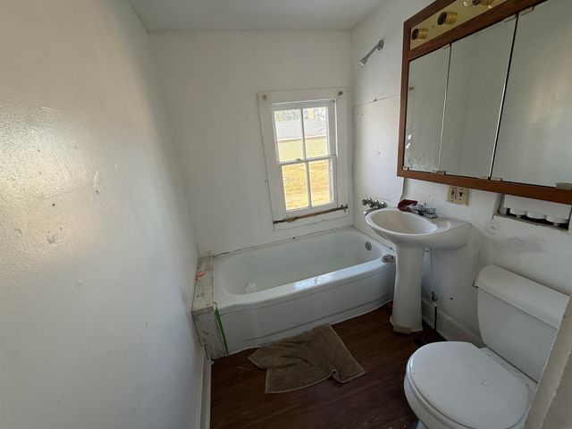 804 E Main Street, Manchester, IA 52057