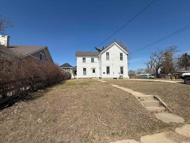 804 E Main Street, Manchester, IA 52057