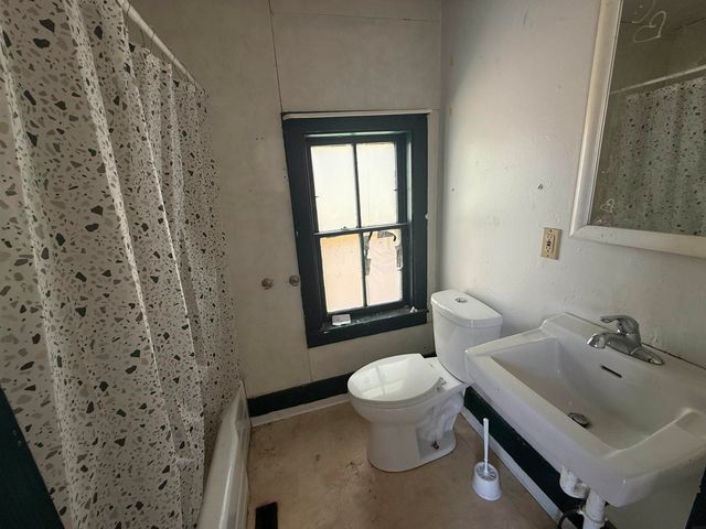 804 E Main Street, Manchester, IA 52057