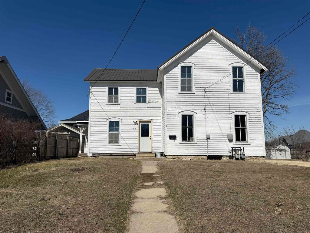 804 E Main Street, Manchester, IA 52057