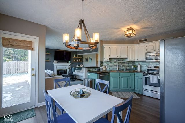 6626 Manchester Dr, Fishers, IN 46038