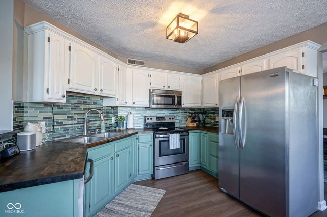 6626 Manchester Dr, Fishers, IN 46038