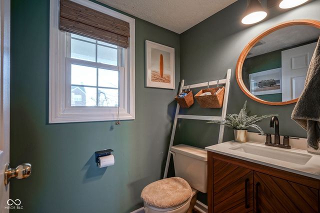 6626 Manchester Dr, Fishers, IN 46038