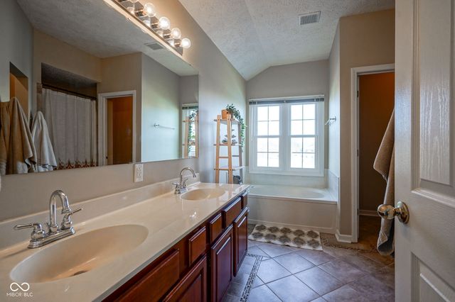 6626 Manchester Dr, Fishers, IN 46038