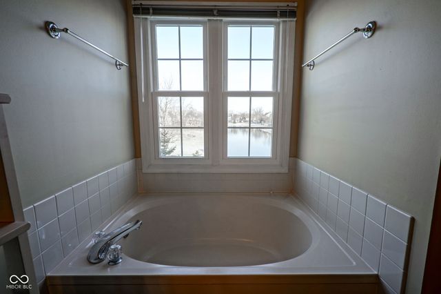 6626 Manchester Dr, Fishers, IN 46038