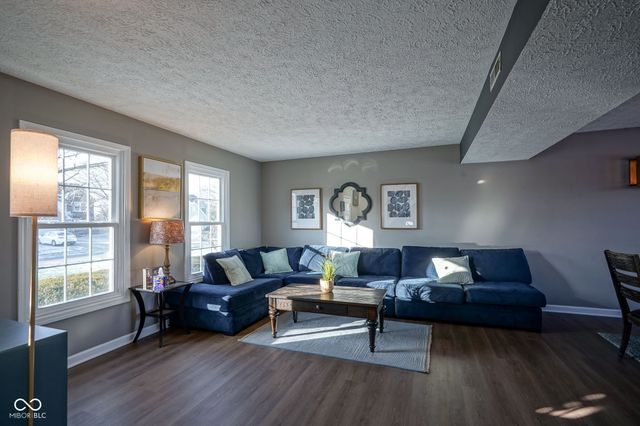 6626 Manchester Dr, Fishers, IN 46038