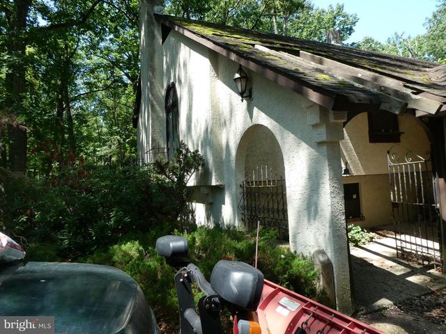 12 ROBIN LN, West Berlin, NJ 08091