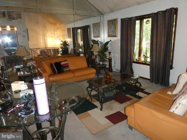 12 ROBIN LN, West Berlin, NJ 08091