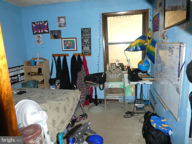 12 ROBIN LN, West Berlin, NJ 08091