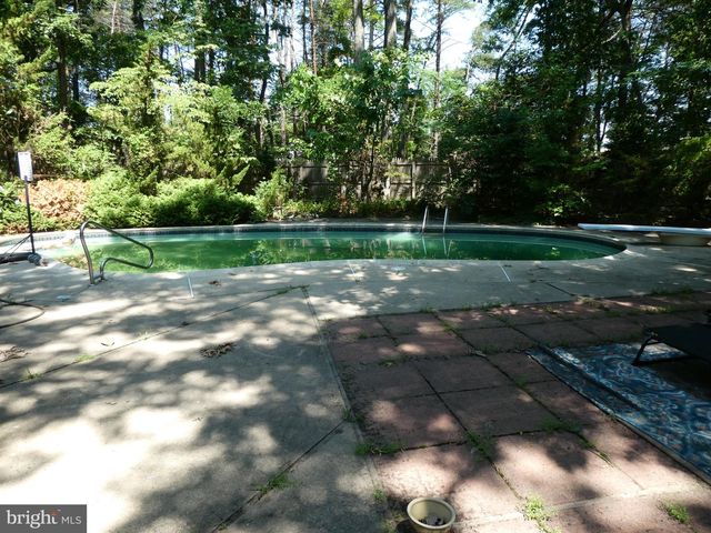 12 ROBIN LN, West Berlin, NJ 08091