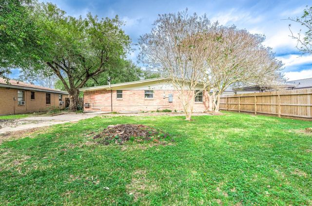 2809 5th Avenue N, Texas City, TX 77590