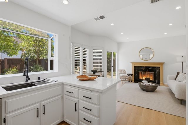 18911 Sydney Cir, Castro Valley, CA 94546