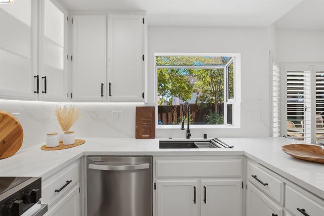 18911 Sydney Cir, Castro Valley, CA 94546