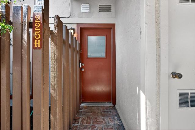 225 Red Oak Drive H, Sunnyvale, CA 94086