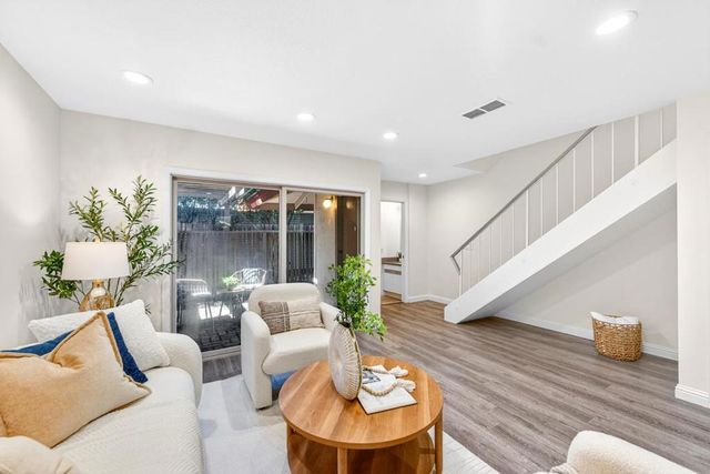 225 Red Oak Drive H, Sunnyvale, CA 94086