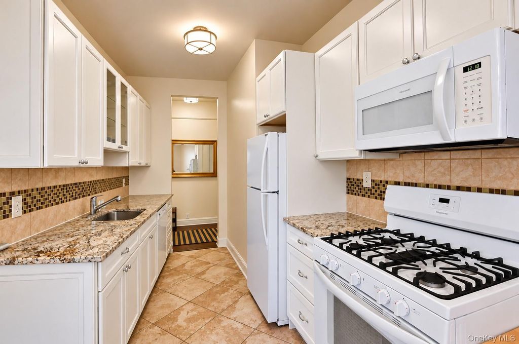 31 Pondfield Road West 51, Bronxville, NY 10708 — photo 3